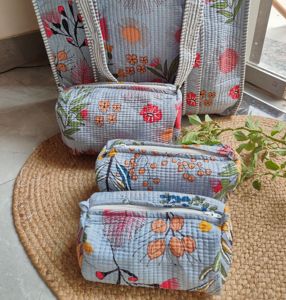 Juego de Bolsas Cosméticas Acolchadas de Algodón, Bolsa de Maquillaje Floral de 3 Piezas, Bolsas de Aseo Gris Niebla (Juego de 3) - Product Image 1