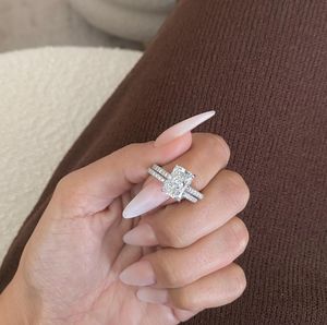 แหวนหมั้นเพชรทรงรัศมี 4.50 กะรัต เพชรเลี้ยงในห้องปฏิบัติการ ทองคำ 18K |   เครื่องประดับเจ้าสาวสุดหรูแบบซ่อนรูปทรงวงแหวน |   สำหรับผู้ได้รับการรับรอง - Product Image 4