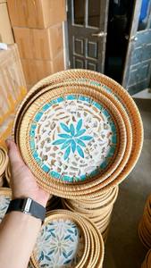 Bandeja Individual Multifuncional Ecológica con Incrustaciones de Concha de Capiz y Perla Madre, Tejida a Mano con Diseño de Flor Verde, 35cm X 35cm X 4cm - Product Image 2