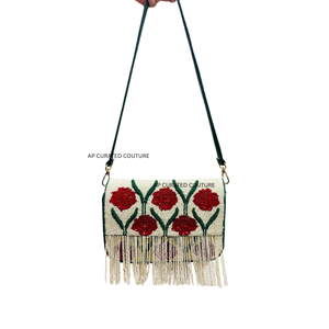 Sac à bandoulière tendance fait main avec broderie florale perlée et pompon, style bohème, en toile et coton pour femme - Product Image 1