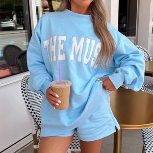 Pull-over unisexe en coton rose à col montant et imprimé en relief The Muse, coupe classique, tricoté, avec lettres personnalisées sur le devant - Product Image 6