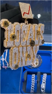 Colgante Hip Hop Personalizado con Letras 'LOCALS ONLY' con Incrustaciones de Moissanita, en Oro Bicolor, Efecto de Perforación, con Letra 'Stock Chart' - Product Image 2