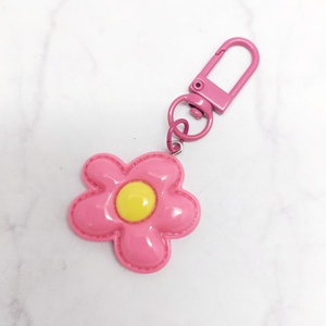 Adorable Flower Keychain made Resin and Alloy Bag <b>Charm</b> and <b>Keyring</b>, Perfect for Gifts. A charming accessory for everyday use - Product Image 4