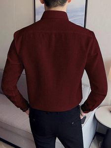 เสื้อเชิ้ตผู้ชายแบบกระดุม ทรงเข้ารูป ผ้าโพลีคอตตอนเนื้อสัมผัสพิเศษ แขนยาว เหมาะสำหรับธุรกิจและการประชุม - Product Image 2