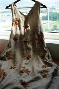 Robe longue en lin brodée à la main, style rustique, motif feuille d'érable, vêtements bohèmes, décontractée, écologique, col en V boutonné pour femmes - Product Image 1