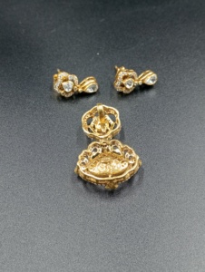 Collier pendentif ethnique plaqué or en alliage Amaira Jewels avec sertissage de pierres trillons, idéal pour un cadeau féminin - Product Image 2