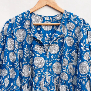 Belle robe en coton imprimée à la main avec des motifs floraux pour femmes, Indus Art & Emporium, bleu, manches 3/4, tenue décontractée d'été - Product Image 4