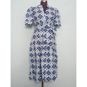 Robe midi pour femme, moderne, élégante, écologique, 100% coton, imprimé floral, silhouette en A, col en V, manches courtes - Product Image 1