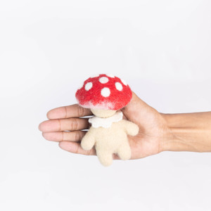 Juguete de Personaje de Hongo Hecho a Mano con Fieltro y Lana, con Gorro Rojo y Puntos Blancos, para Decoración Infantil de Interiores y Juego de Imitación - Product Image 2
