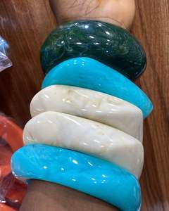 Bijoux en résine au design unique pour femmes, à porter au quotidien, bagues de main larges en acrylique géométrique irrégulier, manchettes de poignet épaisses et colorées - Product Image 2