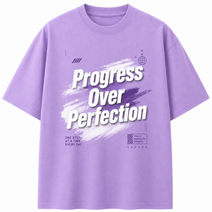 เสื้อยืดแขนสั้นสีม่วงสำหรับผู้ชาย คอกลม ทรงโอเวอร์ไซส์ พิมพ์ลายตัวอักษร สวมใส่สบาย ระบายอากาศได้ดี ผลิตจากผ้าเจอร์ซีย์ฝ้าย 100% - Product Image 1