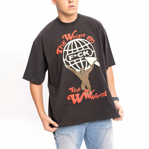 Camiseta para hombre con estampado en relieve, hecha con tela suave y ligera, con detalles de estampado en relieve y diseño cómodo de corte regular. - Product Image 5