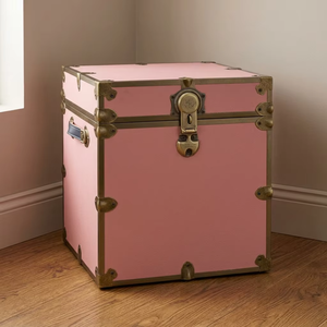Coffre de rangement en métal rose avec quincaillerie en laiton antique et garniture cloutée pour une organisation élégante et compacte de la maison - Product Image 2