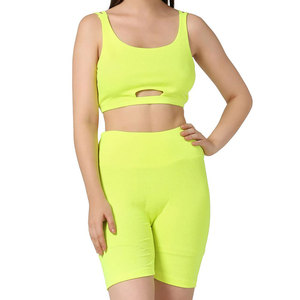 Ensemble short et soutien-gorge de sport pour femmes, fabrication pakistanaise, usage durable, commande en gros, pour clubs de fitness et vêtements de sport. - Product Image 1