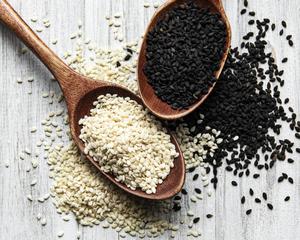 Graines de sésame blanches et noires d'origine autrichienne, naturelles, NON-OGM, de qualité supérieure, prix par tonne pour les importateurs. - Product Image 4
