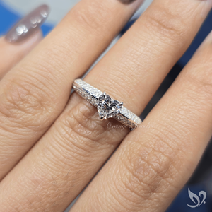 Bague de fiançailles en or blanc 10 carats avec diamant de laboratoire taille cœur de 0,50 carat, micro-pavé, certifiée IGI - Product Image 4