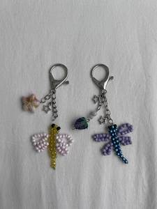 Porte-clés brodé à la mode avec perles décoratives, broderie détaillée et design unique - Product Image 1