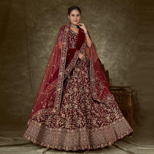 Ensemble Lehenga Choli en velours de créateur, longueur ras du sol, richement orné |   Robe de soirée pour femme, sans plis, séchage rapide, pour mariage et Diwali - Product Image 2