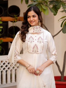 Elegante Conjunto de Traje de Seda de Mango y Viscosa Bordado para Mujer |   Kurti Premium para Fiestas con Dupatta |   Fabricante OEM - Product Image 5