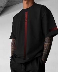 T-shirt pour homme noir coupe classique avec imprimé rayures verticales rouges, logo frontal, respirant, style streetwear, manches courtes, col rond, en jersey de coton - Product Image 3