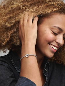 Pulsera minimalista con dije de letra D plateada para mujer – Pulsera inicial de cadena de serpiente ajustable de acero inoxidable, personalizada - Product Image 4