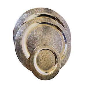Plateau de service décoratif en métal avec incrustations d'argent traditionnelles, motifs floraux et géométriques complexes, plateau de service marocain en métal en solde - Product Image 6