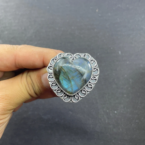 Bague en argent 925 avec pierre précieuse labradorite en forme de cœur, bijoux faits main par un créateur - Product Image 4