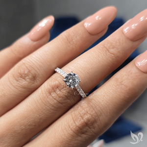 Élégante bague de fiançailles et de mariage intemporelle en or blanc 10K avec diamant de laboratoire brillant 1,00 carat, sertie pavé style cathédrale, certifiée IGI - Product Image 4
