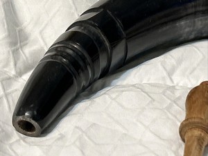 Cargadores de cartuchos artesanales duraderos, auténticos, de cuerno de búfalo, con correa de cuero y tapa/inferior de madera de 12 pulgadas, ideales como regalo de negocios. - Product Image 4