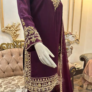 Nueva Camisa de Chifón Puro con Hermoso Trabajo Artesanal, con Hermosa Falda Gharara de Chifón y Dupatta con Bordes Bordados de Chifón - Product Image 3