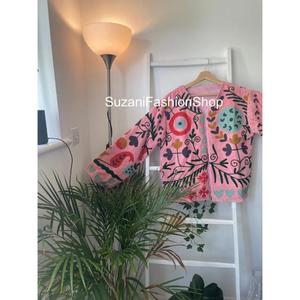 Veste unisexe rose brodée de fleurs Suzani, manches longues, col rond, longueur normale, en coton fait main, style printemps - Product Image 4