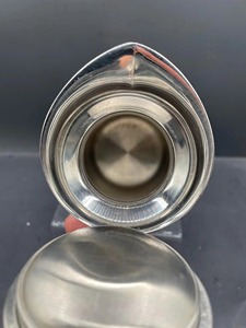 Carafe à boisson en acier inoxydable avec couvercle, pichet à eau moderne en métal avec poignée élégante pour usage hôtelier - Product Image 5