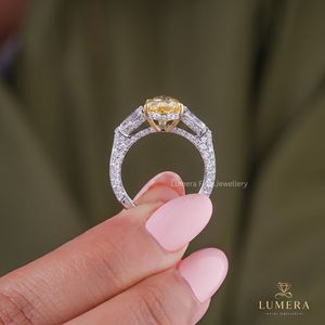 Anillo de Diamante Cultivado en Laboratorio Color Amarillo Canario con Piedras Laterales Blancas en Forma de Pera, Anillos Anchos con Micropavé en Oro Amarillo, Anillo de Lujo de Dos Tonos - Product Image 3