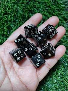ลูกเต๋าทำจากกระดูกควายขัดเงาธรรมชาติจาก ILAHI เป็นมิตรกับสิ่งแวดล้อม ลายไม้ไม่ซ้ำใคร เหมาะสำหรับการเล่นเกมส์เสริมดวง ฮวงจุ้ย และเกมส์กระดาน - Product Image 4