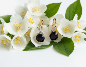 Boucles d'oreilles pendantes en argent 925 plaqué or 18 carats avec accent en moissanite, bijoux classiques pour femmes - Product Image 2