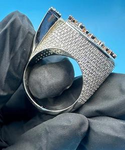 Anillo de Hombre de Plata 925 Personalizado con Diamante Redondo Brillante Certificado por IGI de Calidad Premium, Corte HipHop, Engaste de Puntas y Diseño de Letra Personalizada - Product Image 4