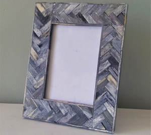 Marco de fotos con incrustaciones de hueso de primera calidad, hecho a mano y diseñado para uso familiar e interior. - Product Image 1