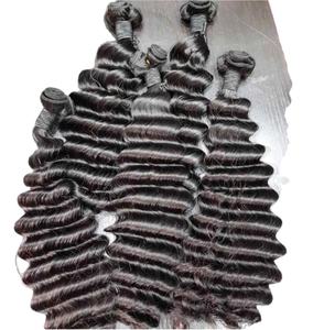 ผมอินเดียแท้แบบเวอร์จิ้น สีดำ แบบหยิกฟู ไม่ผ่านกระบวนการใดๆ  แบบมัดเป็นช่อ  ต่อจากผู้บริจาคคนเดียว  ทอแบบดับเบิ้ลเวฟท์  นุ่มและไม่หลุดร่วงง่าย - Product Image 1