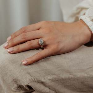 แหวนหมั้นเพชรสามเม็ดทรงเหลี่ยมมรกต VVS ทองคำแท้ 14k เพชรเพาะเลี้ยงในห้องปฏิบัติการ เครื่องประดับชั้นดีสำหรับงานปาร์ตี้ แหวนเพชร CVD HPHT สุดหรู - Product Image 4