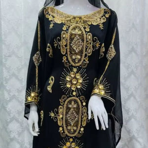 ชุดกะฟตันอาบายะสีดำหรูหรา ผ้าจอร์เจียร์ ปักลายทองอย่างประณีต ประดับด้วยลูกปัดและเลื่อมด้วยมือ พร้อมผ้าคลุมศีรษะเข้าชุด ความยาวคลุมถึงพื้น เหมาะสำหรับงานปาร์ตี้ - Product Image 1