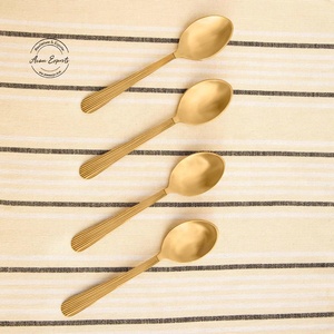 Juego de 4 cucharas de postre doradas elegantes con asas acanaladas perfectas para cenas elegantes u ocasiones especiales - Product Image 1