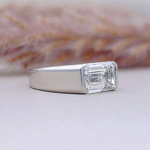 Anillo de Diamantes con Corte Esmeralda Moderno y Marco Geométrico Estructurado – Joyería de Diamantes en Oro de Lujo Elegante - Product Image 4