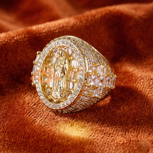แหวนศาสนาเคลือบทอง 18K14K – ดีไซน์รูปวงรีพระแม่มารีแบบโดดเด่น ประดับเพชรทรงบาแกตต์ – เครื่องประดับศรัทธาสมัยใหม่ - Product Image 3