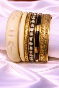 Bracelets en résine, métal et bois de créateur haut de gamme, uniques et faits à la main pour femmes, accessoires de mode - Product Image 1