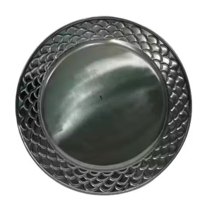 Plato de acero inoxidable plateado con borde con patrón de escamas en relieve para decoración de mesas de bodas y banquetes. - Product Image 1