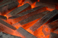 Briquettes hexagonales de charbon de bois noir à haute densité en sciure de bois dur, valeur calorifique 7000-8000 Kcal/kg, teneur en cendres 3,0-5,0%, pour barbecue