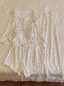 Set Pigiama 4 Pezzi Personalizzato con Stampa Floreale per Donne, Abbigliamento da <span class=keywords><strong>Notte</strong></span> con Scollo in Pizzo, Pantaloncini <span class=keywords><strong>e</strong></span> Pantaloni - Product Image 1