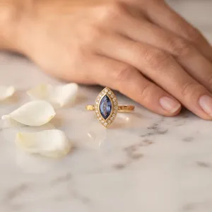 Bague fine en or jaune 18 carats pour femme, saphir bleu, design moderne et élégant, bijoux de créateur, cadeau de mariage, accessoire de mode, luxe - Product Image 2