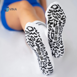 Calcetines de Pilates JZVINA con Logotipo Personalizado, Diseño Jacquard sin Costuras, 100% Algodón, Color Borgoña, Agarre Bidireccional - Product Image 1