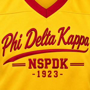 เสื้อฟุตบอลหญิง PDK คอวีคลาสสิก แขนสั้น พร้อมตราสัญลักษณ์ที่อกขนาดใหญ่ และแถบลายกีฬาที่แขนเสื้อ - Product Image 6